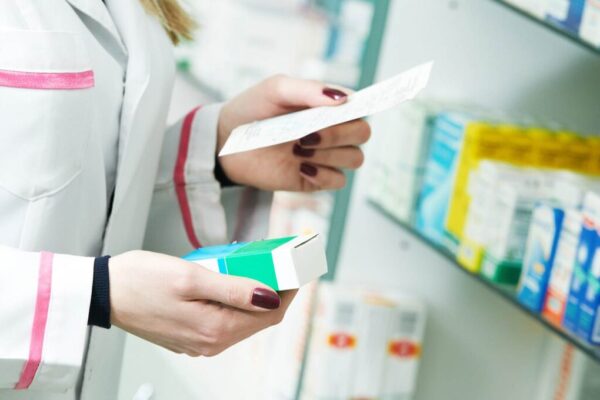 Аптекам запретили отпускать бесплатные лекарства по бумажным рецептам