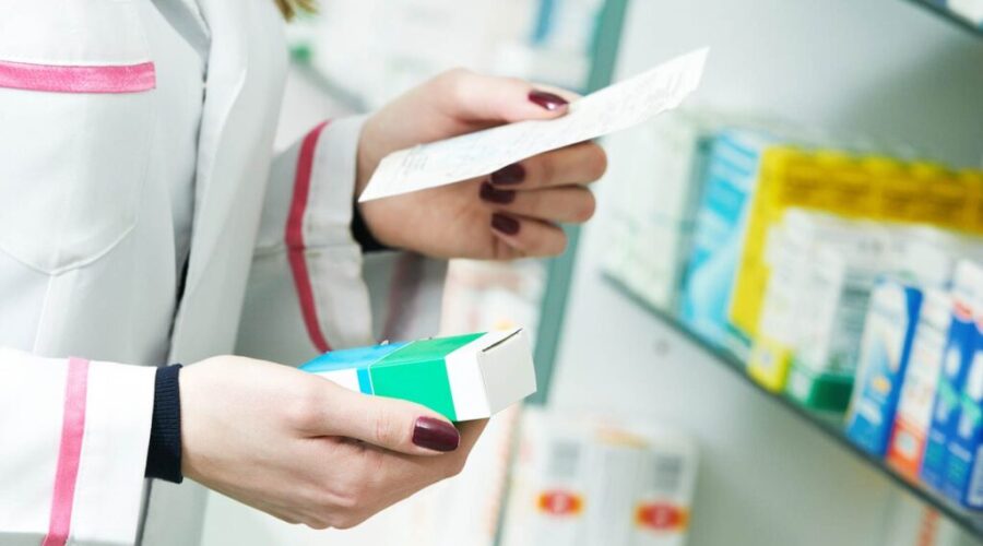 Аптекам запретили отпускать бесплатные лекарства по бумажным рецептам
