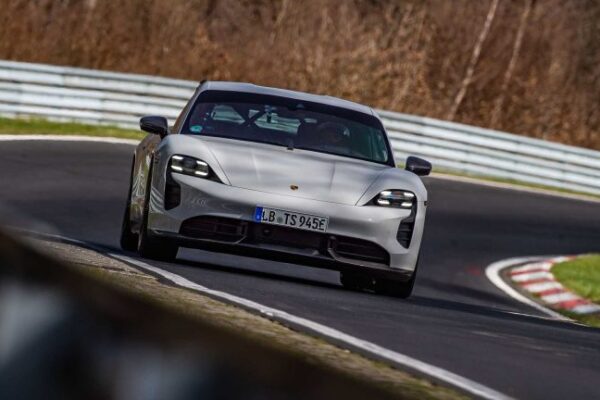 Porsche Taycan вновь самый быстрый среди серийных электромобилей