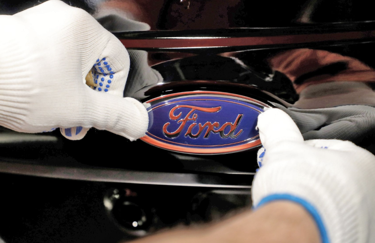 Ford задерживает производство новых автомобилей из-за отсутствия шильдиков