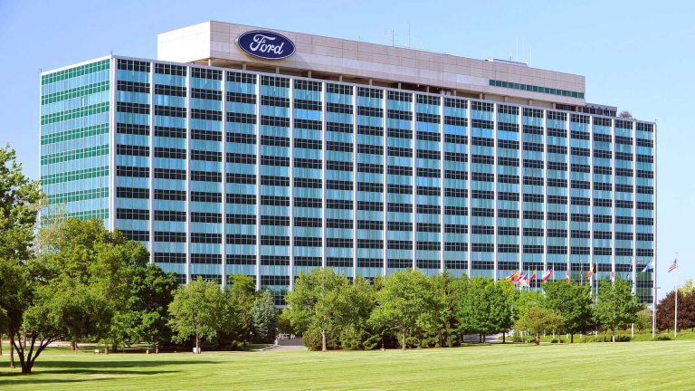 Ford сократит три тысячи сотрудников из-за перехода на электромобили