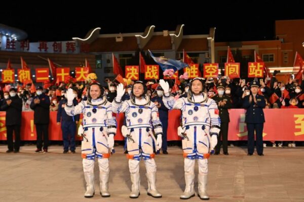 Китай запустил на орбиту корабль с космонавтами