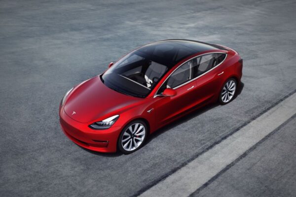 Tesla существенно снижает цены на свои электромобили