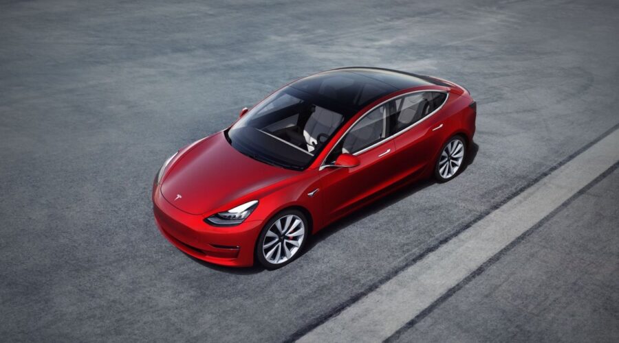 Tesla существенно снижает цены на свои электромобили