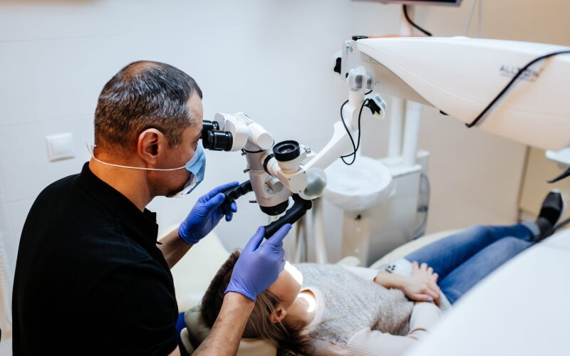 Лечение кисты зуба под микроскопом