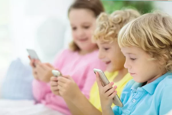 Зависимость от смартфона увеличивает риск депрессии у детей